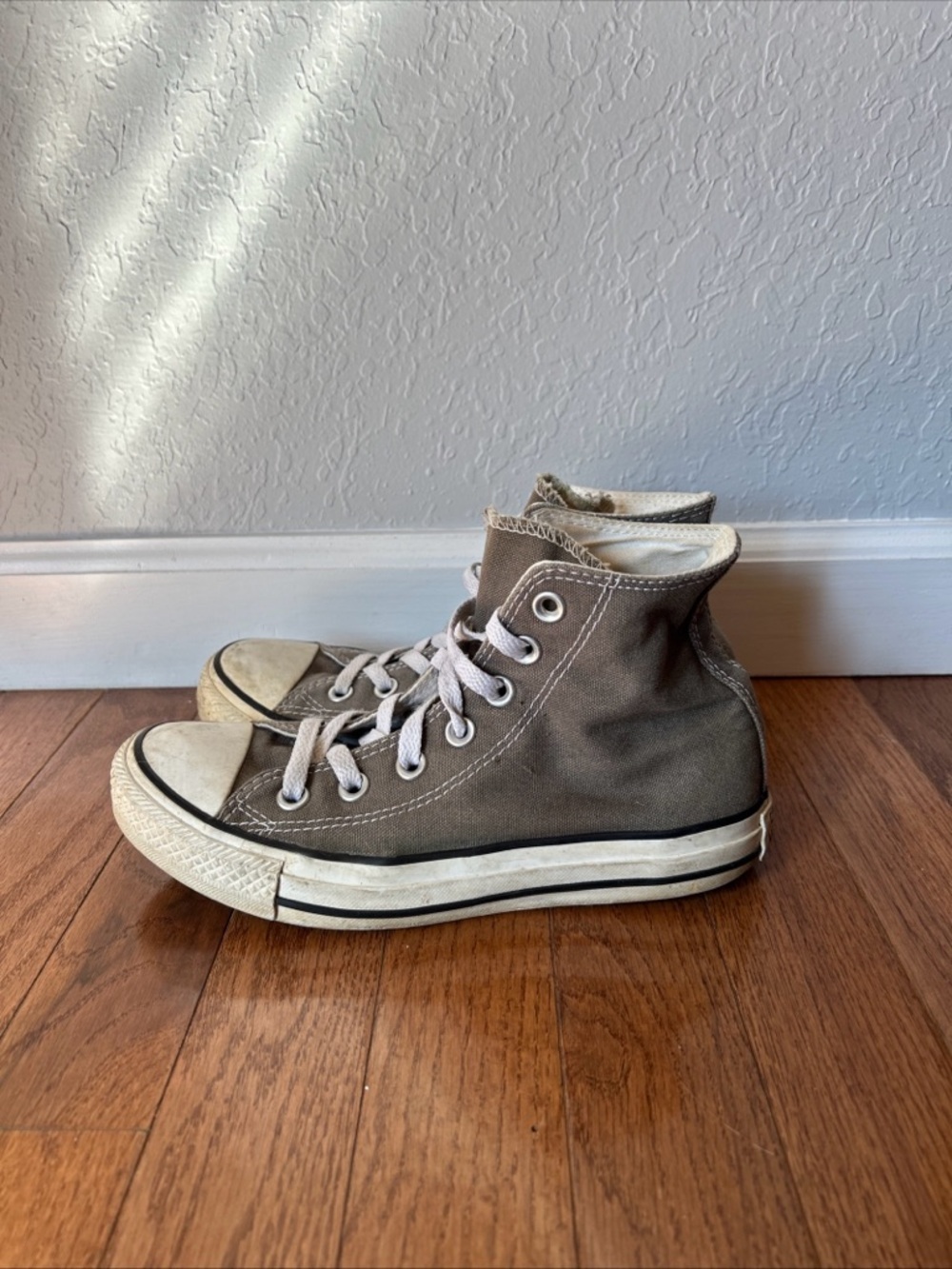 Converse Sneakers High Top Shoes Women’s Size 6 Gray